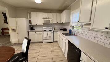 Microondas, horno, parrilla de estufa y lavavajillas