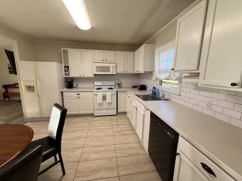 Charming 3-bedroom house in welcoming Lexington with AC