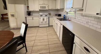 Charming 3-bedroom house in welcoming Lexington with AC