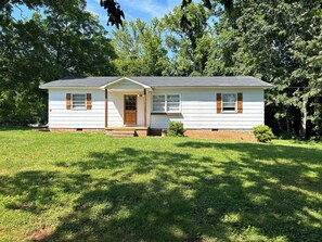 Exterior - Charming 3-bedroom house in welcoming Lexington with AC (Lexington)