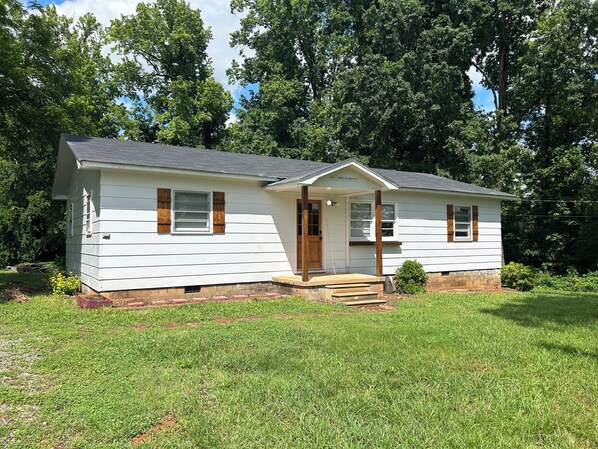 Exterior - Charming 3-bedroom house in welcoming Lexington with AC (Lexington)