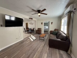 Smart TV - Charming 3-bedroom house in welcoming Lexington with AC (Lexington)