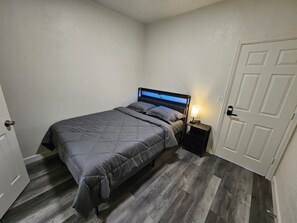 1 bedroom, WiFi, bed sheets - Hermoso private bedroom w/ private bathroom (Aurora)