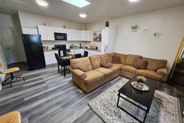 Living area - Hermoso private bedroom w/ private bathroom (Aurora)