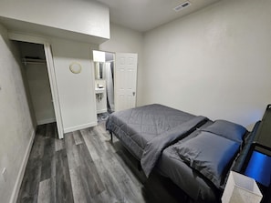 1 bedroom, WiFi, bed sheets - Hermoso private bedroom w/ private bathroom (Aurora)