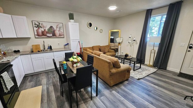 Um espaço moderno para viver, com cozinha, sala de jantar e área de estar.