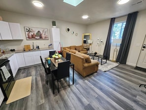 Living area - Hermoso private bedroom w/ private bathroom (Aurora)