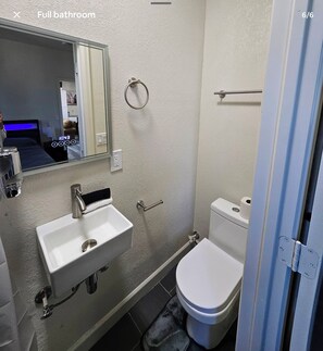 Towels, soap, toilet paper - Hermoso private bedroom w/ private bathroom (Aurora)