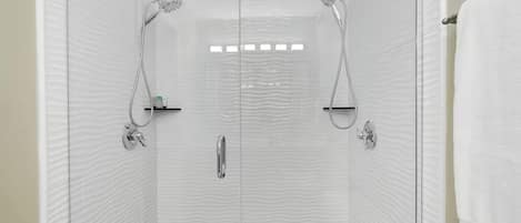 Secadora de cabello, toallas, jabón, papel de baño
