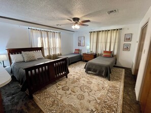 3 makuuhuonetta, työpöytä, ilmainen Wi-Fi, vuodevaatteet