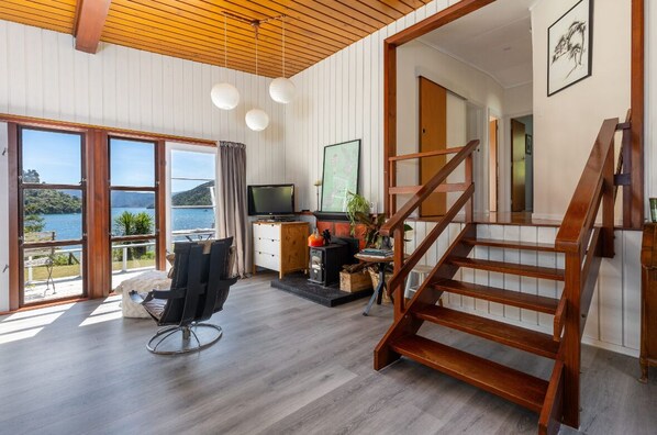 Interior - Waterfront Marlborough Sounds Retreat 10min drive from Picton (Whatamango Bay)
