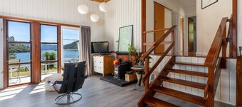 Waterfront Marlborough Sounds Retreat 10min drive from Picton