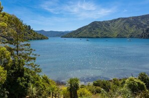 Un lac paisible, entouré de collines verdoyantes.