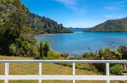 Waterfront Marlborough Sounds Retreat 10min drive from Picton