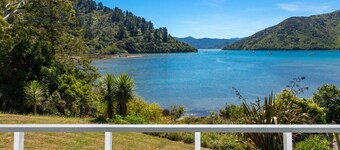 Waterfront Marlborough Sounds Retreat 10min drive from Picton