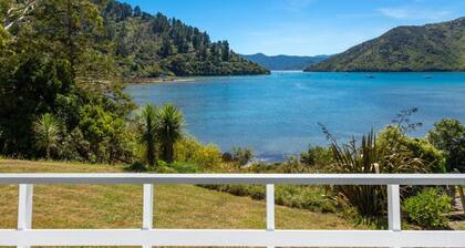 Waterfront Marlborough Sounds Retreat 10min drive from Picton