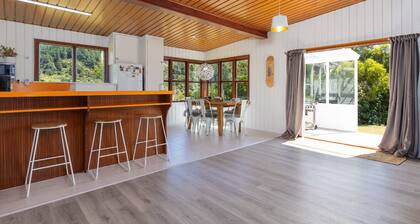 Waterfront Marlborough Sounds Retreat 10min drive from Picton