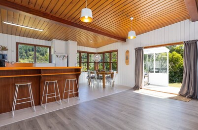 Waterfront Marlborough Sounds Retreat 10min drive from Picton