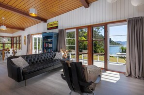 Smart TV, fireplace, video games, DVD player - Waterfront Marlborough Sounds Retreat 10min drive from Picton (Whatamango Bay)
