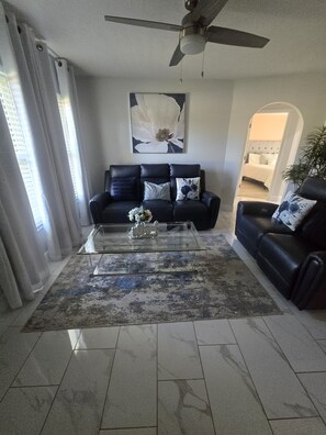 TV - Enchanting 3-bedroom house - Peaceful Family Escape (Cape Coral)