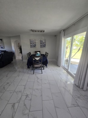 Interior - Enchanting 3-bedroom house - Peaceful Family Escape (Cape Coral)