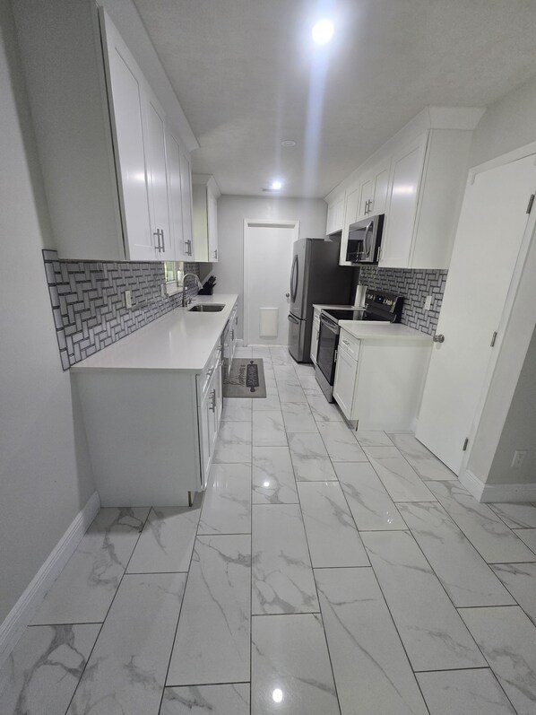 Microwave, oven, stovetop, dishwasher - Enchanting 3-bedroom house - Peaceful Family Escape (Cape Coral)