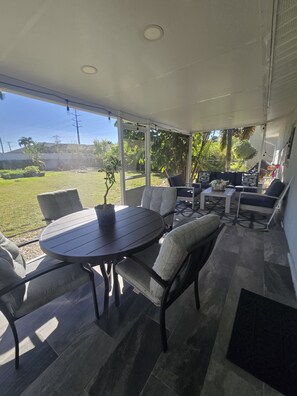 Outdoor dining - Enchanting 3-bedroom house - Peaceful Family Escape (Cape Coral)