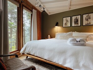 1 bedroom, iron/ironing board, WiFi, bed sheets - THE Treehouse, Panoramic Views, Coffee Bar, KING Bed (Cascade-Chipita Park)