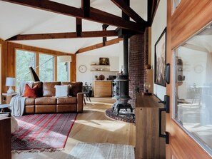 Interior - THE Treehouse, Panoramic Views, Coffee Bar, KING Bed (Cascade-Chipita Park)
