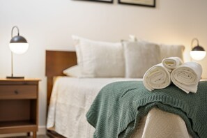 2 bedrooms, desk, iron/ironing board, travel cot - Indy City Views - Walk to Stadium + Arcades (Indianapolis)