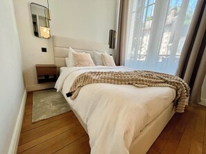 1 bedroom, desk, iron/ironing board, WiFi - The suite - Cosy hotel room ambience. Pets welcome! (Orléans)