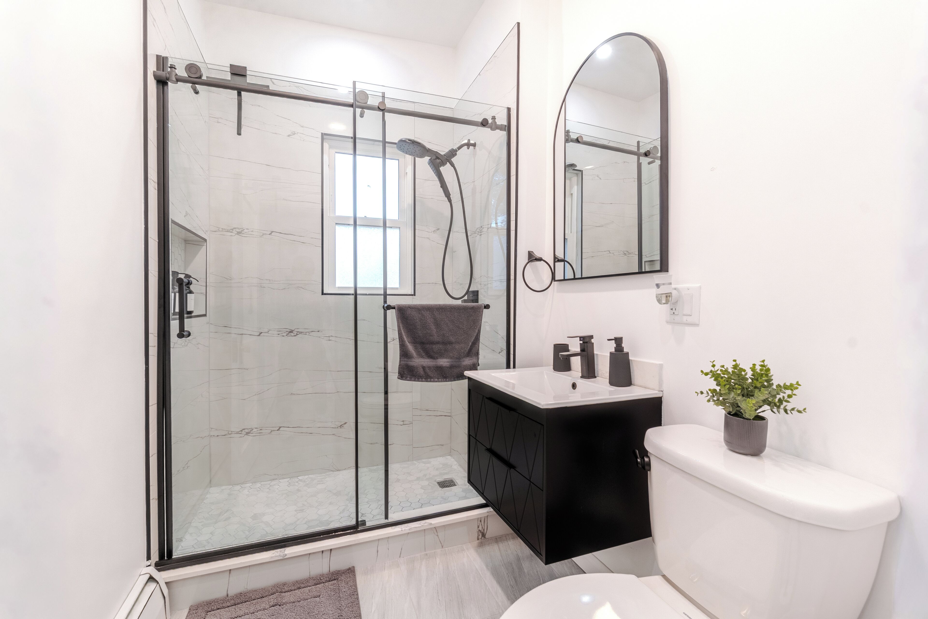 Douche, sèche-cheveux, serviettes fournies, savon