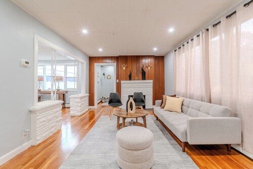 Cozy 3BD 1BA near Beach T-10 Min from Boston