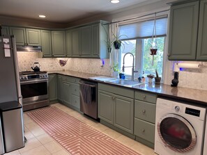 Un four, surface de cuisson, lave-vaisselle