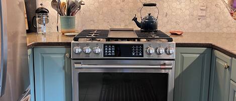 Ovn, kokeplater og oppvaskmaskin