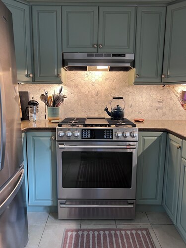 Cozy Condo: 7mi to MET LIFE Stadium, walk to town and all public transportation