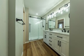 Dusche, Handtücher, Seife, Toilettenpapier