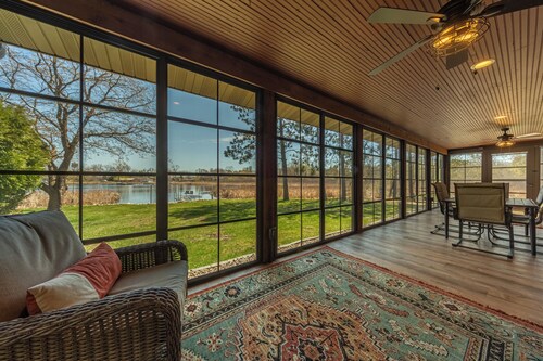 Lazy Loon Oasis - Spacious Luxury 5-bedroom cabin walkable to Crosby with AC