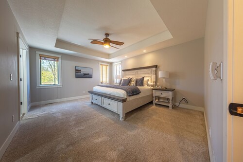 Lazy Loon Oasis - Spacious Luxury 5-bedroom cabin walkable to Crosby with AC