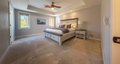 Lazy Loon Oasis - Spacious Luxury 5-bedroom cabin walkable to Crosby with AC