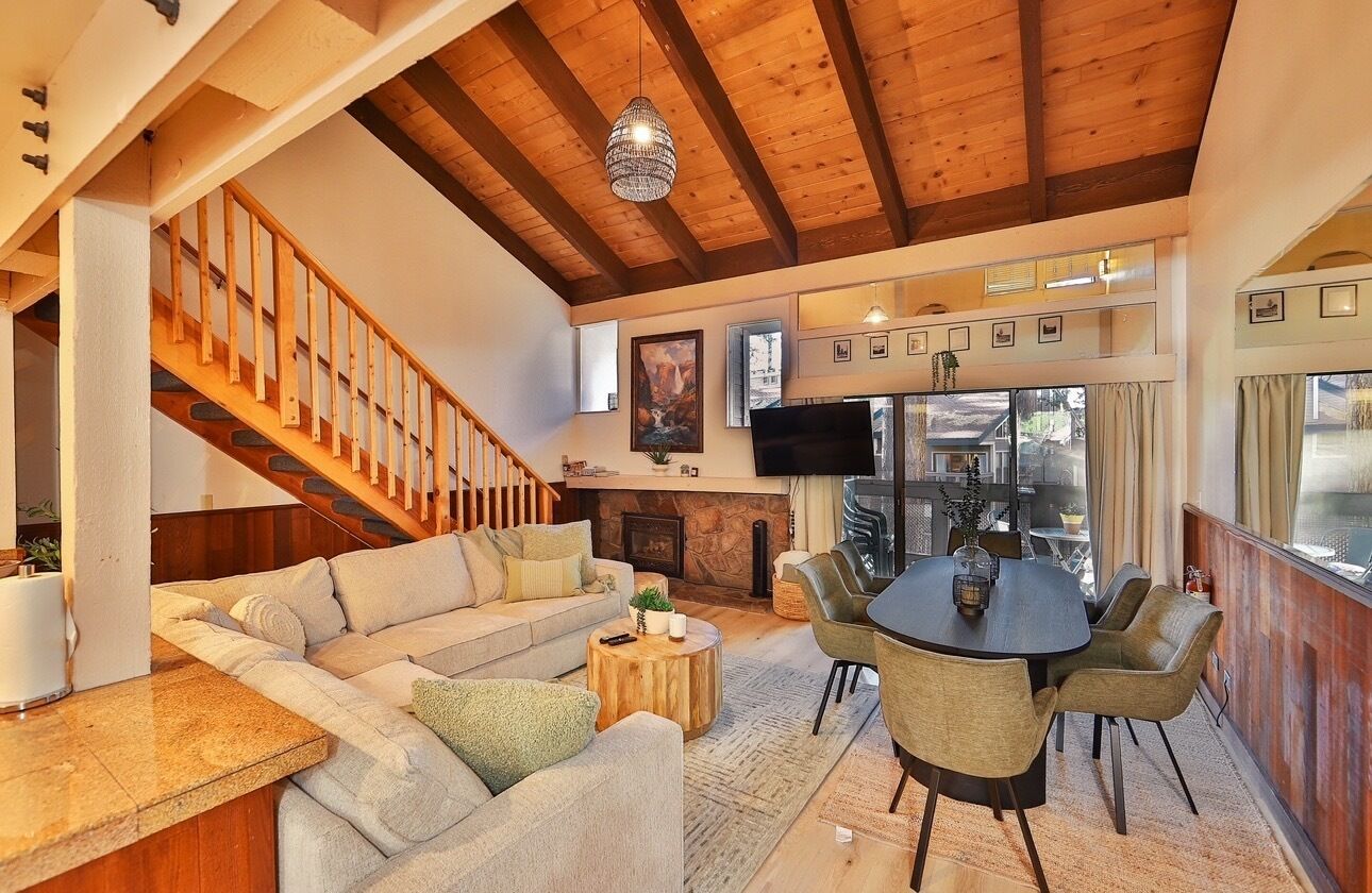 スマートテレビ、暖炉、DVD プレーヤー、書庫