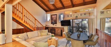 Smart TV, chimenea, reproductor de DVD y libros