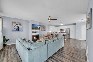 Televisión y chimenea 