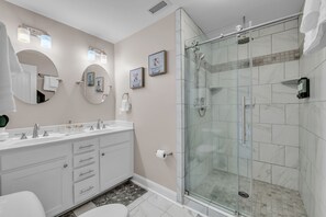Douche, serviettes fournies, savon, papier toilette