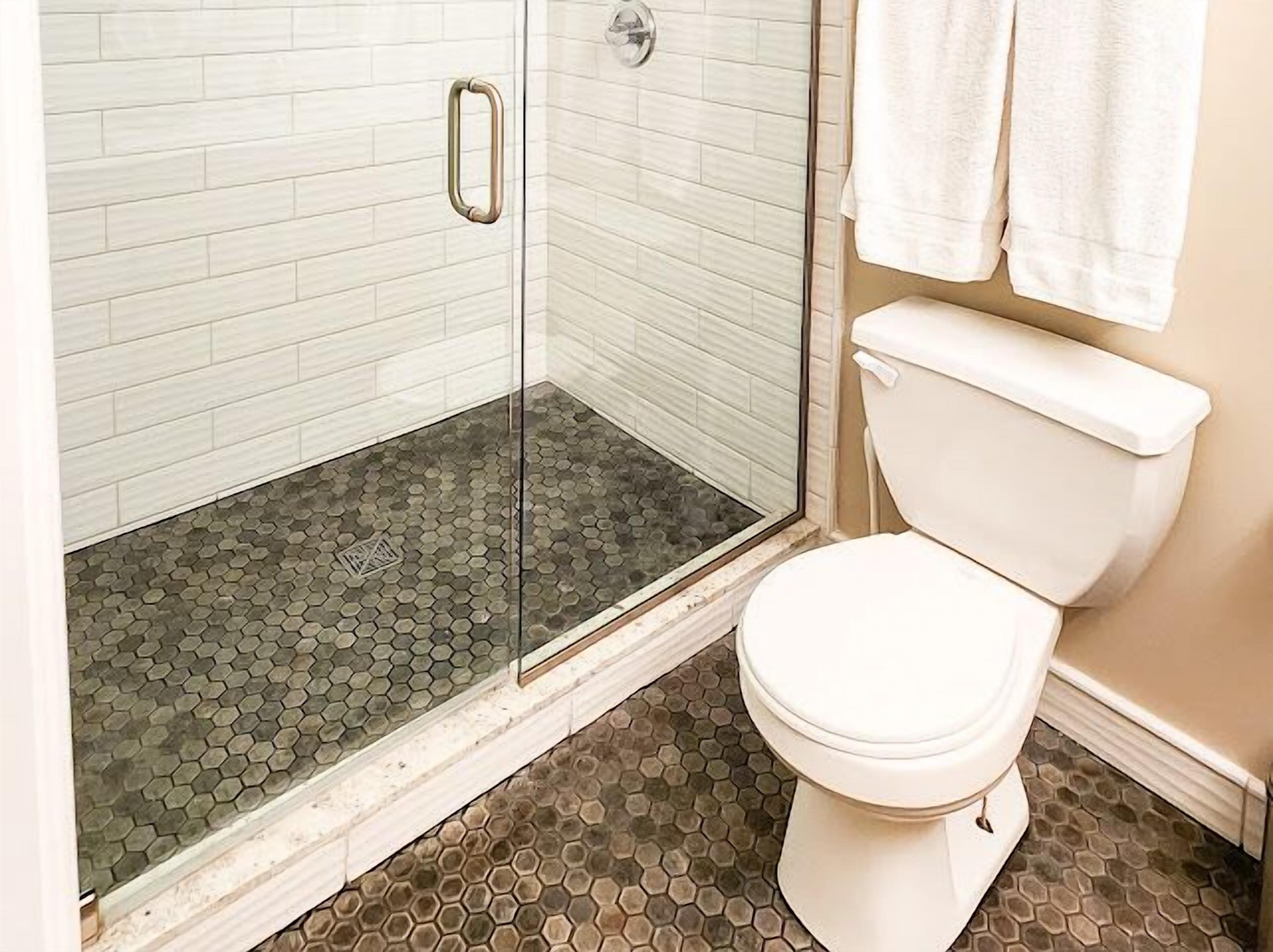 Secadora de cabello, toallas, jabón, papel de baño 
