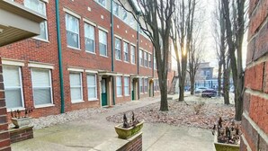 Unclassified image, 4 of 41, button - Enchanting 2-bedroom, Sleeps 6, in Heart of Highlands-Nulu-Bardstown Road (Louisville)