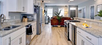 Blue on Buckroe: Family Beach Getaway w/ Gameroom!