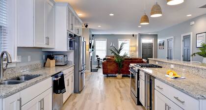 Blue on Buckroe: Family Beach Getaway w/ Gameroom!