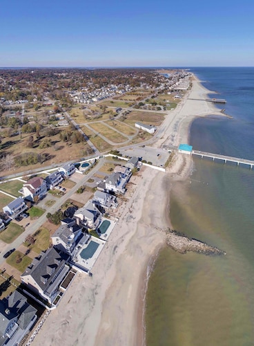 Blue on Buckroe: Family Beach Getaway w/ Gameroom!