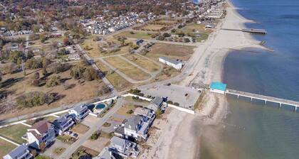 Blue on Buckroe: Family Beach Getaway w/ Gameroom!